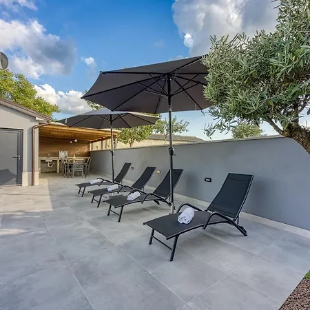 Ana With Private Pool * Tinjan