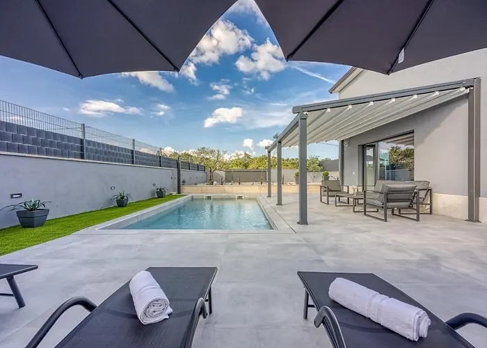 Ana With Private Pool Vila