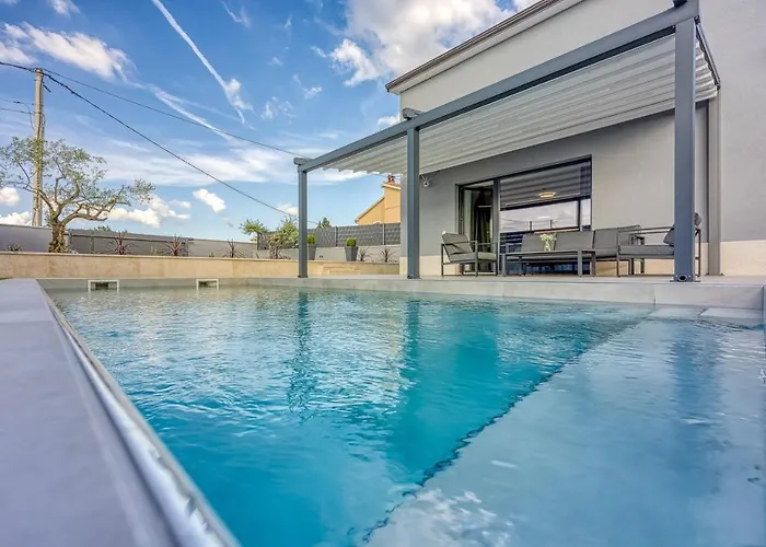 Ana With Private Pool Vila Tinjan