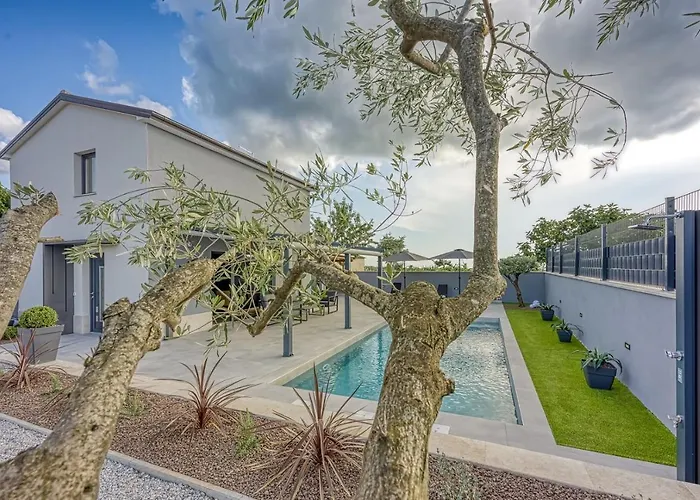 Ana With Private Pool Tinjan